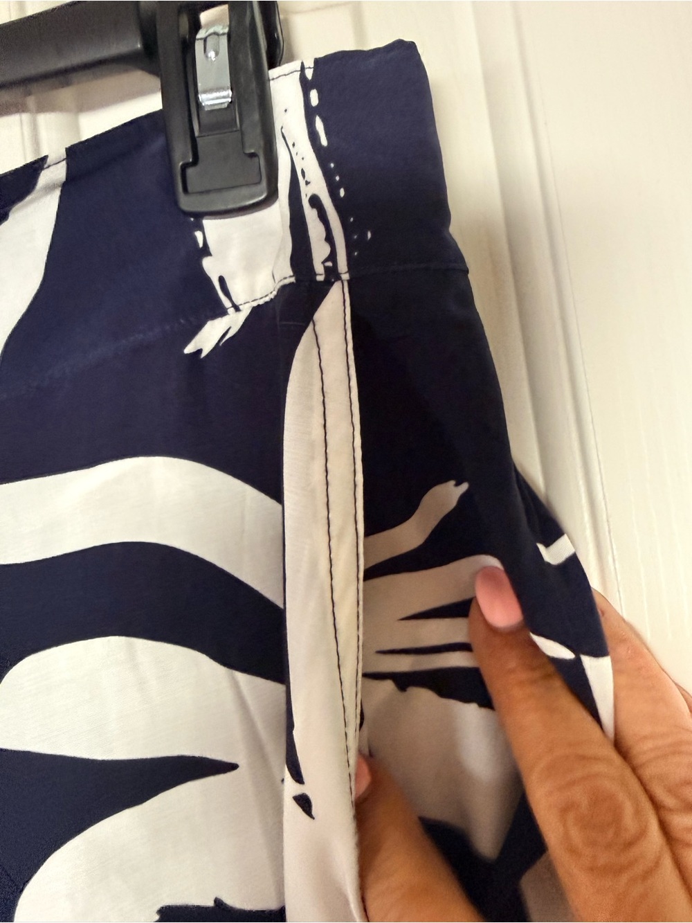 T Tahari Navy and White Printed Wide-Leg Pants Slacks - Picture 3 of 6